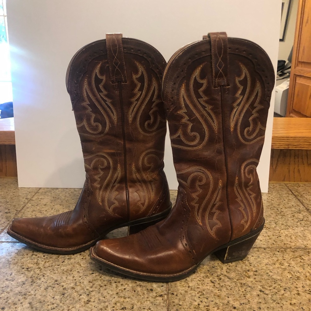 Women’s 6 Ariat cowboy boots